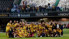 Los jugadores del Deportivo celebran la victoria en Castellón junto a su afición