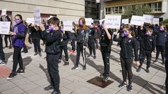 Acto por el  8M ante la sede de la subdelegaci�n del Gobierno en Ourense con la participaci�n de alumnos del CEIP Mestre Vide