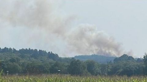 Una columna de humo sale del monte en San Martio de Goberno