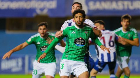 Pujol en un duelo a�reo en la visita del Racing a Avil�s.