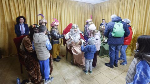 Los Reyes recibieron a los ni�os en el Concello