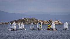 Las embarcaciones, durante la regata disputada en Ribeira, con la Illa dos Ratos detr�s