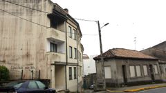 La vivienda est� justo al lado de un edificio donde hay varios pisos okupados