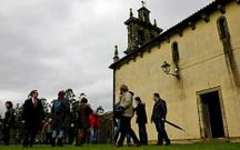 El alcalde comprob� ayer la actuaci�n en la iglesia de Figueiras.