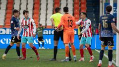 �lex Gallar reclama una acci�n al �rbitro en la visita del Unionistas al �ngel Carro.