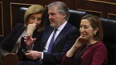 Los ministros de Empleo, F�tima Ba�ez; el de Educaci�n,��igo M�ndez de Vigo; y de Fomento, Ana pastor, durante el pleno del Congreso 