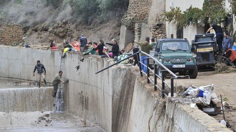 Vecinos de Letur (Albacete) retiran lodo de sus viviendas