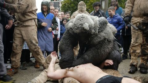 El Oso se encarga de una de sus v�ctimas mientras otra espera su turno sujetada por un criado