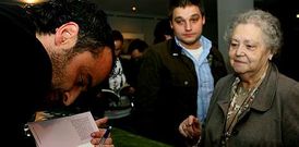 Ram�n Vilar firm� muchos ejemplares de �Os televisores estr�bicos� tras la presentaci�n en Ordes.