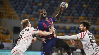 Dika Mem, capit�n del Barcelona, siendo agarrado durante un encuentro contra el Veszprem