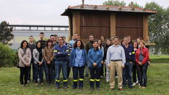 Hemeroteca: Alcoa, mayo de 2011. Alumnos de Qumica Industrial del IES cervense hacen prcticas en Alcoa San Cibrao.