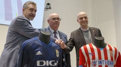 El presidente del Oviedo, Mart�n Pel�ez (derecha) y el del Sporting, David Guerra (izquierda) junto a Lobo