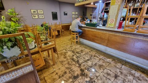 El agua lleg� al interior del local, arrastrando tierra y otros restos