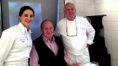 El rey Juan Carlos junto al cocinero Juan Mari Arzak y su hija Elena. 