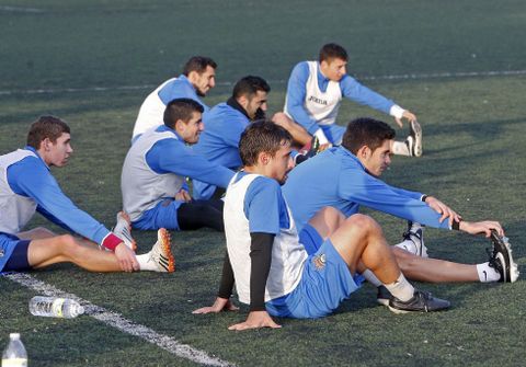 Media docena de jugadores del Pontevedra con molestias musculares son duda para el partido. 