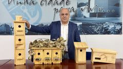 El concejal de Medio Ambiente, Manuel Ramos, presenta las nuevas cajas nido para aves urbanas.