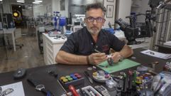 Luis M�guez en su taller de relojer�a de Ordes donde repara relojes de miles de euros que le llegan de toda Europa