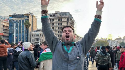 Gente celebrando la cada del rgimen de Al Asad en Aleppo