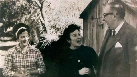 lvaro Cunqueiro, con parentas sas en Riotorto, lugar de onde era sa nai e que est situado na terra de Miranda, presente en  Merln e familia 