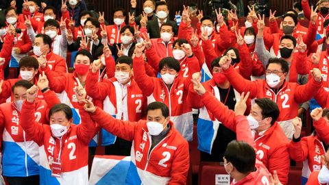 Simpatizantes del Partido del Poder del Pueblo este mi�rcoles, festejando las estimaciones de los sondeos a pie de urna