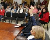 Bego�a Moreiras (PP), votando a favor de Paj�n.