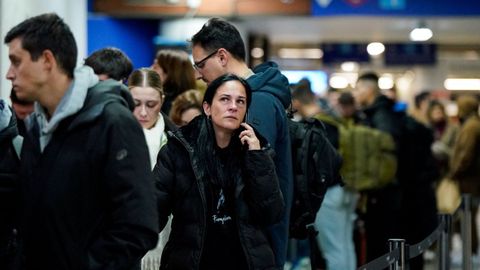 Pasajeros a la espera en la estaci�n de Atocha tras suspenderse la circulaci�n entre Madrid y Andaluc�a