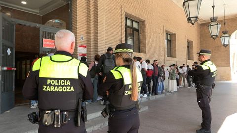 Cola de inmigrantes en Zaragoza para conseguir los papeles para el proceso