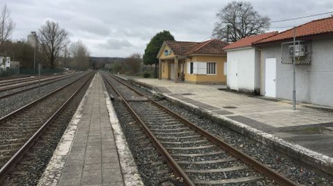 Andenes de la estación de Oural, una de las que entran en la adjudicación de las obras