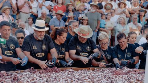 Los pulpeiros de O Carballi�o prepararon la tapa m�s grande del mundo