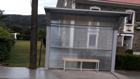 Los vecinos de Taraza, en la parroquia valdovi�esa de Meir�s presentaron sus quejas por la falta de protecciones laterales de este refugio