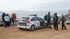 Rescate de un percebeiro que acudi� en auxilio de unos buceadores en la playa de Foxos, Sanxenxo