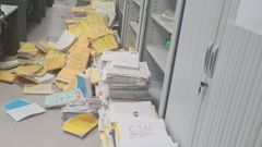 Una monta�a de asuntos.�El Tribunal de Instancia de Ourense es el �nico donde ya funciona al cien por cien la nueva oficina judicial. Los funcionarios hablan de un caos que se refleja en la imagen, con <span lang= gl >�pilas de expedientes amoreadas no chan�.</span>