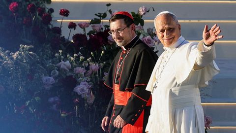 El papa Le�n XIV junto al arzobispo de Madrid, en la plaza de Lima.