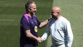 Hansi Flick, t�cnico del Barcelona, y el gallego Manolo Gonz�lez, entrenador del Espanyol, posan en la previa del derbi catal�n del s�bado.