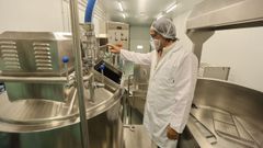 Juanjo Fraga, gerente del grupo Casa Barbeiro, en la quesera que abrieron recientemente en Alfoz