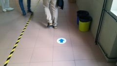 Los alumnos del instituto Jovellanos, de Gij�n, siguen las marcas colocadas en el suelo del centro