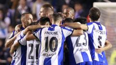 La plantilla celebra la victoria al final del partido