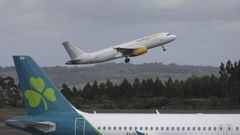 Una aeronave de Vueling despega en el aeropuerto de Santiago-Rosal�a de Castro, en foto de archivo