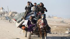 Palestinos en su camino a sus hogares en el norte de Gaza.