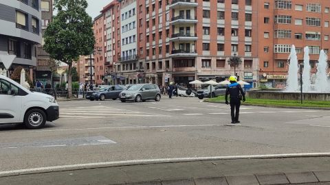 Vuelca un taxi en la rotonda de San L�zaro, en Oviedo, tras el impacto de otro veh�culo