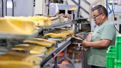 Imagen de archivo de un trabajador en una f�brica de calzado de Menorca.