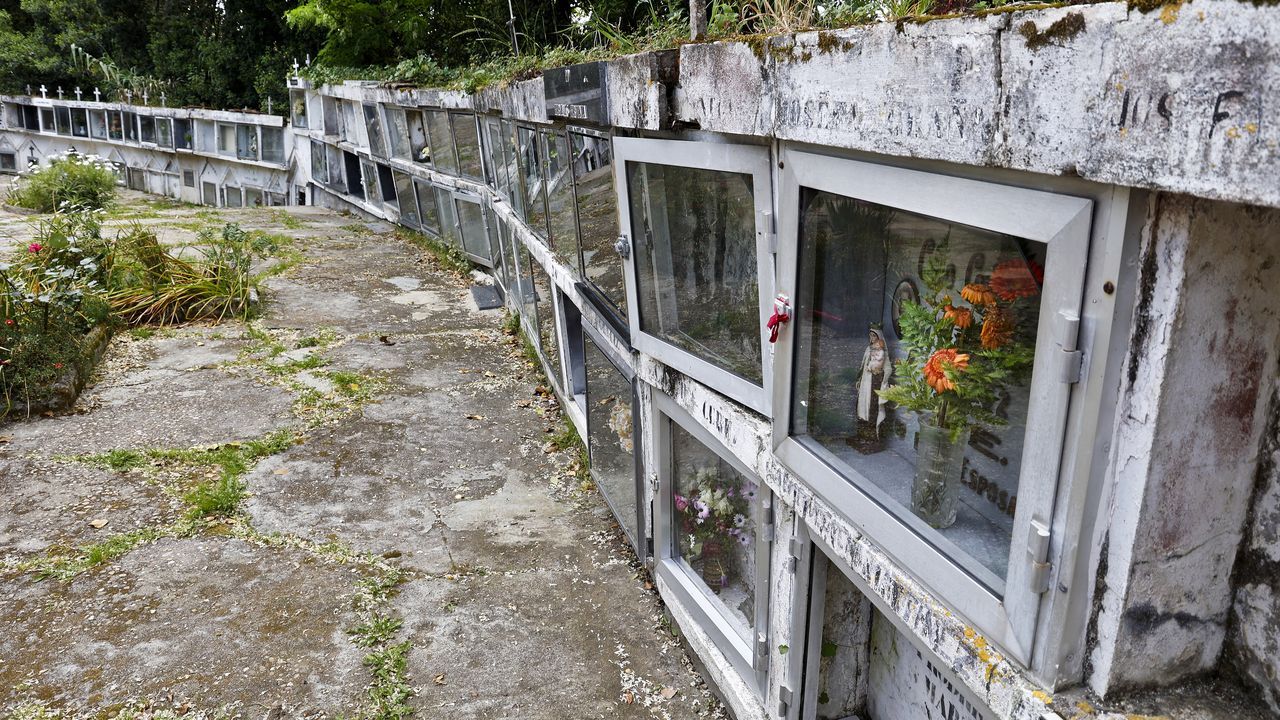 La Iglesia quiere arreglar el cementerio de Tirán: «Cada año cae una piedra al mar»