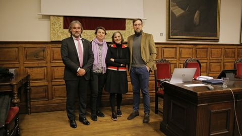 Participantes en la investigaci�n, durante la presentaci�n de la misma
