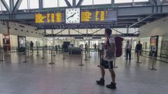 Un pasajero, observando los paneles de la estaci�n de tren de Santiago, el pasado 11 de agosto.