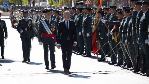 El ministro de Interior, Fernando Grande-Marlaska, pasa revista a una formacin durante la patrona de la Guardia Civil