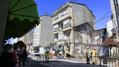Personal de empresas de servicios, trabajando en el lugar de los hechos horas despu�s del derrumbe y del incendio, en junio del 2021