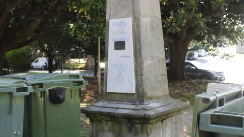 Pintadas en el monumento s Ceibes, en el centro de Ferrol, este agosto 