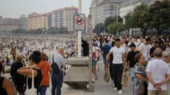 Multitud de gente en las playas de Riazor y Orz�n por el San Xo�n