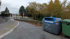 Una de las pintadas sobre el contenedor de papel de la avenida de Coimbra.