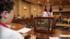 Ni�a votando en un pleno municipal infantil